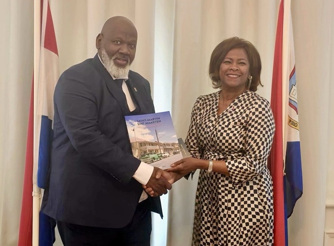 Arrindell ontmoet nieuwe Curaçaose minister-plenipotent Arrindell ontmoet nieuwe Curaçaose minister-plenipotent (Picture by: 721news.com)