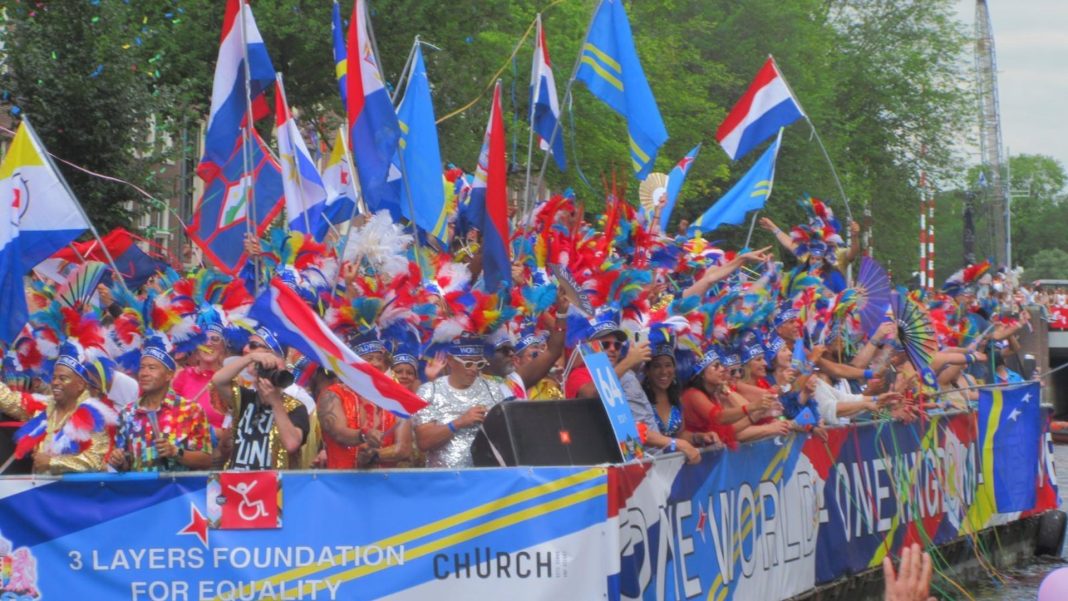 Arubaan trekt aandacht voor lhbti-rechten tijdens Canal Parade Arubaan trekt aandacht voor lhbti-rechten tijdens Canal Parade (Picture by: pubble.cloud)