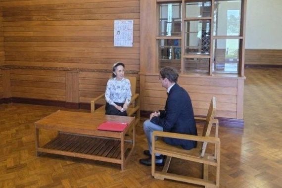 Aung San Suu Kyi ontmoet vertegenwoordiger Rode Kruis na vijf jaar Aung San Suu Kyi ontmoet vertegenwoordiger Rode Kruis na vijf jaar (Picture by: aljazeera.com)