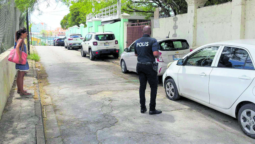 Auto van toerist vernield in Skarlo: wéér slachtoffer van vandalisme op Curaçao (Picture by: extra.cw)