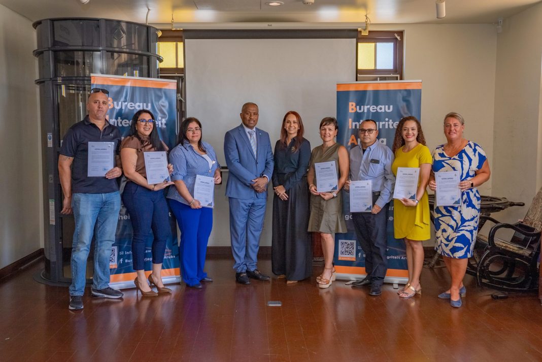 BIA reikt certificaten uit aan overheidsmedewerkers Aruba (Picture by: 24ora.com)