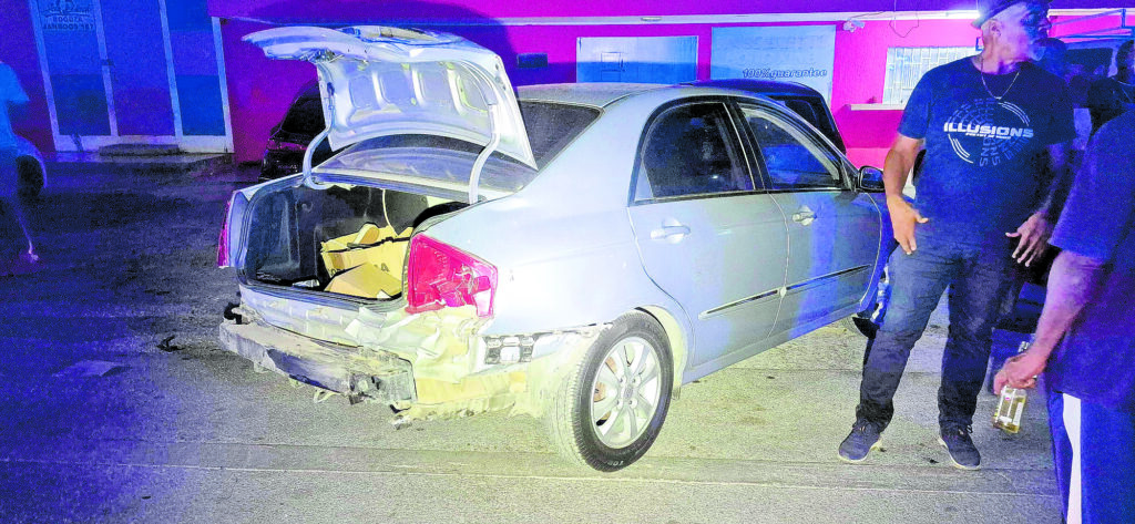Bestuurder van quad verliest controle en botst op geparkeerd voertuig op Curaçao (Picture by: extra.cw)