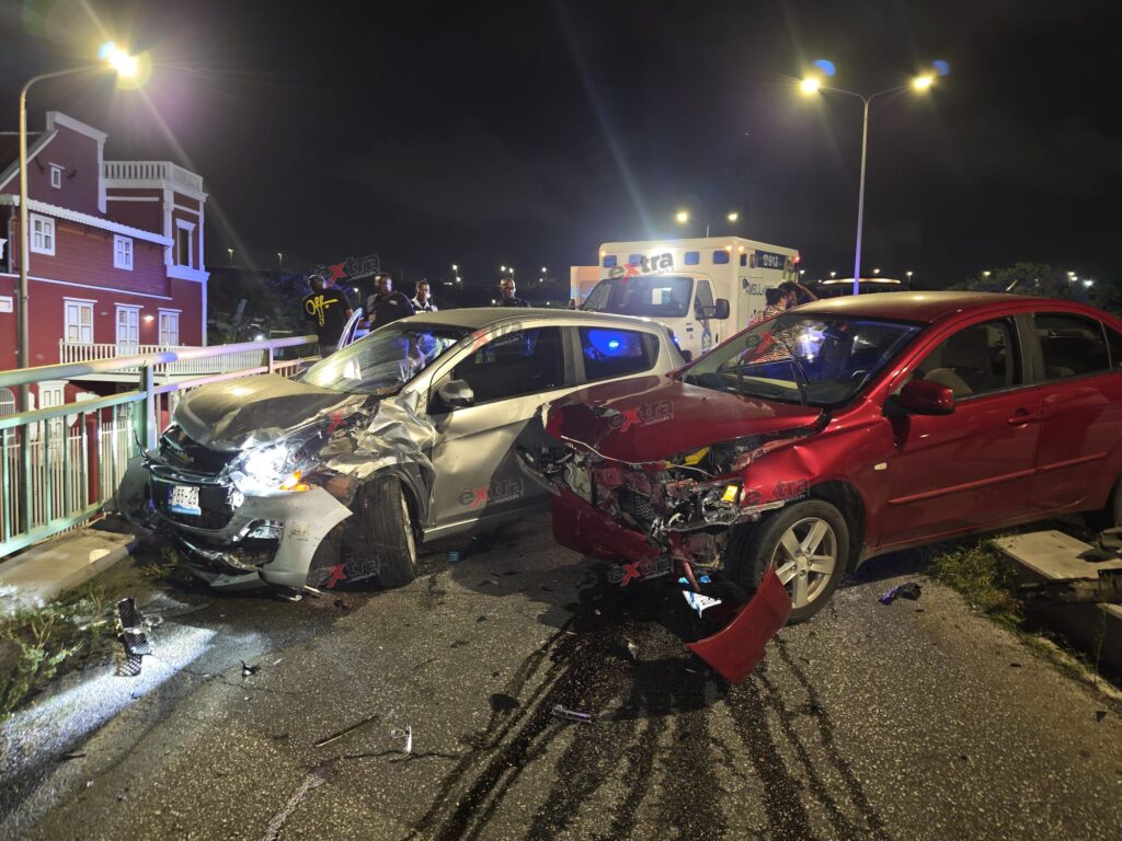 Bijzonder verkeersongeval in Skalo: auto rijdt stoep op en ramt tegenligger (Picture by: extra.cw)