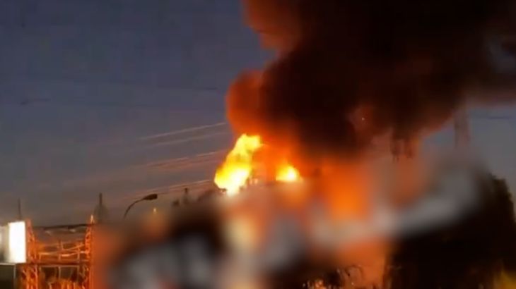 Brand uitgebroken na onbekende explosies bij olieraffinaderij in Bagdad (Picture by: aljazeera.com)