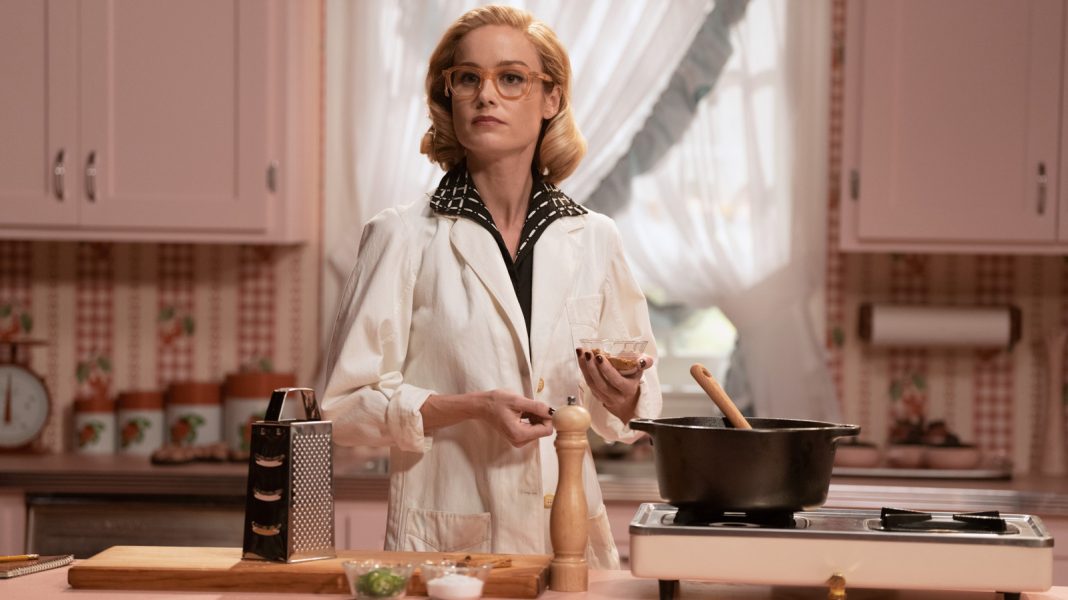 Brie Larson's 'Lessons in Chemistry': Een aanrader voor liefhebbers van tijdsfilms (Picture by: slashfilm.com)