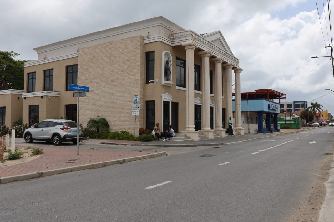 Bushalte John G. Emanstraat al jaren zonder voorzieningen (Picture by: 24ora.com)