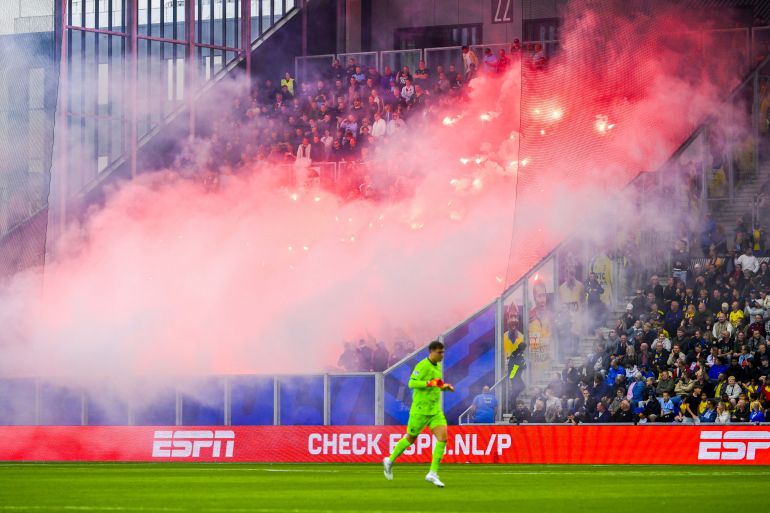 Cambuur-fans lopen brandwonden op na vuurwerkincident tijdens wedstrijd tegen Feyenoord (Picture by: aljazeera.com)
