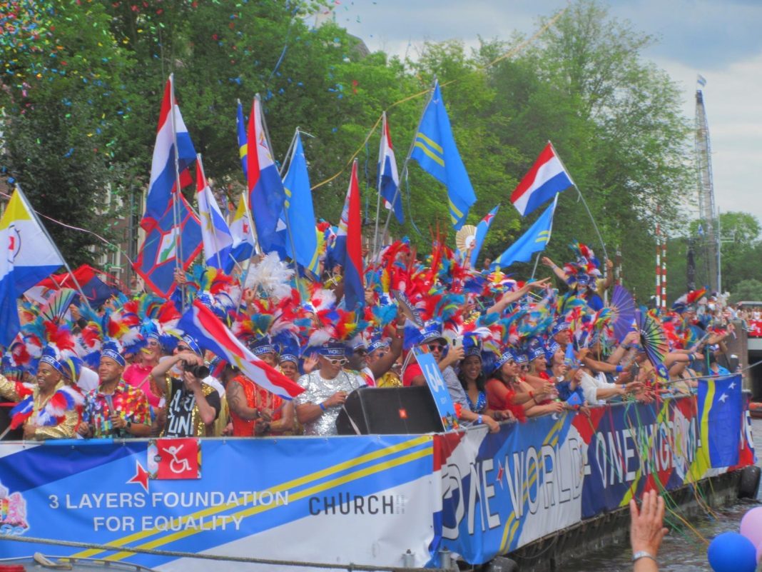 Caribische vertegenwoordiging van Nederland neemt deel aan World Pride in Amsterdam Caribische vertegenwoordiging van Nederland neemt deel aan World Pride in Amsterdam (Picture by: solodipueblo.com)