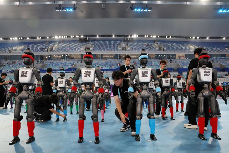 Chinese robot Lightning breekt 100 meter-record van Usain Bolt in Beijing (Picture by: aljazeera.com)