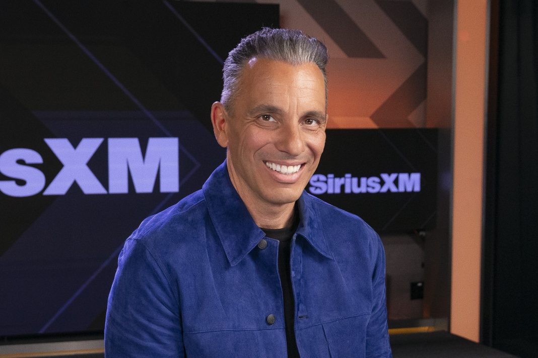 Comedian Sebastian Maniscalco lanceert nieuwe SiriusXM interviewshow met Jerry Seinfeld en Ray Romano (Picture by: variety.com)