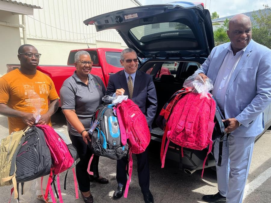 Consulat van Amerika levert schoolmaterialen ter ondersteuning van ‘Back to School’ initiatief op Curaçao Consulat van Amerika levert schoolmaterialen ter ondersteuning van 'Back to School' initiatief op Curaçao (Picture by: solodipueblo.com)