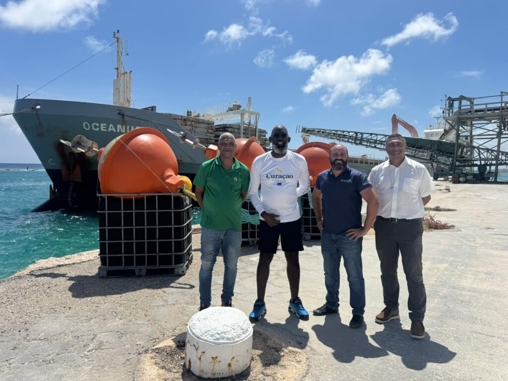 Curaçao doneert drie visbeheer-boeien aan Sint Maarten (Picture by: extra.cw)