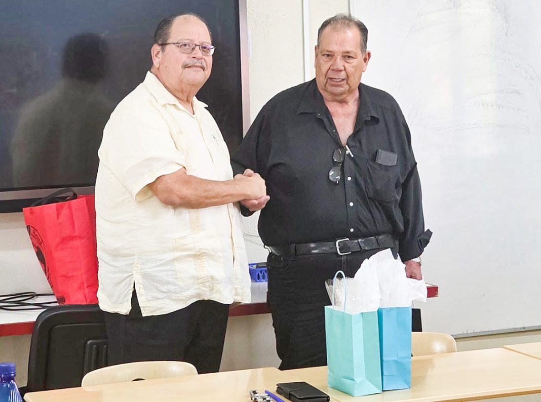Docent Duke Croes neemt afscheid na decennia van dienst in Colegio Nigel Matthew Docent Duke Croes neemt afscheid na decennia van dienst in Colegio Nigel Matthew (Picture by: diario.aw)