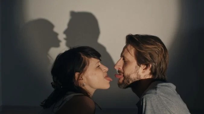 Drama over open relatie: 'Brave New Love' toont complexe dynamiek (Picture by: variety.com)