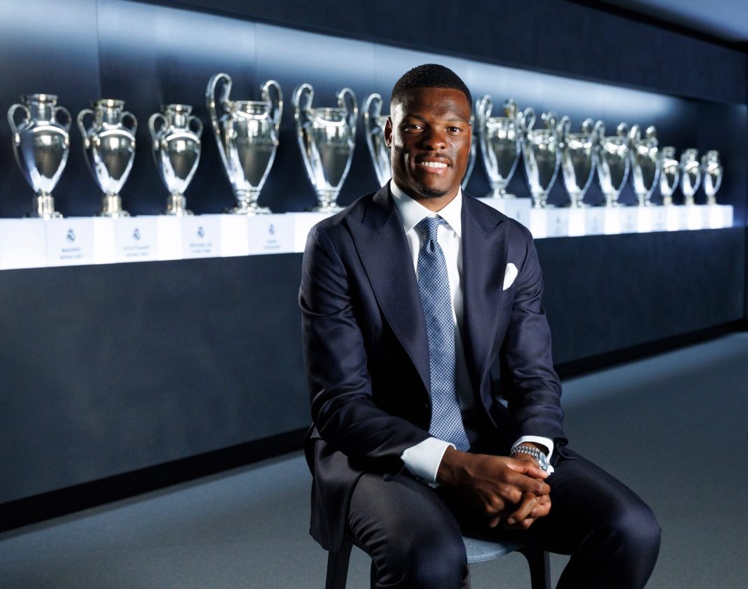 Dumfries officieel gepresenteerd als speler van Real Madrid Dumfries officieel gepresenteerd als speler van Real Madrid (Picture by: 24ora.com)