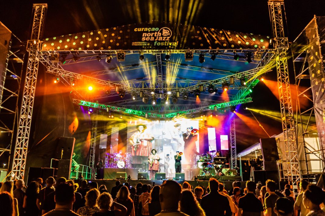 FBI verdeelt meer dan duizend gratis festivalkaarten onder Curaçaose jongeren en docenten (Picture by: nu.cw)