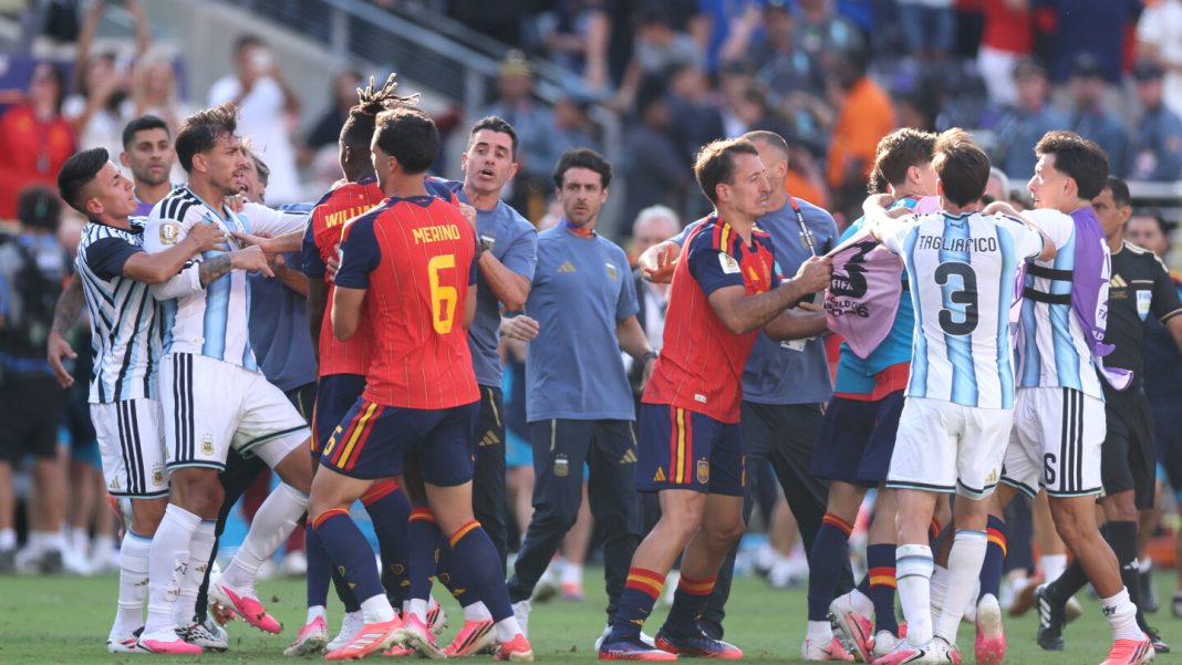 FIFA legt schorsingen op aan Argentijnse spelers na incident na WK-finale (Photo by: brightspotcdn.com)