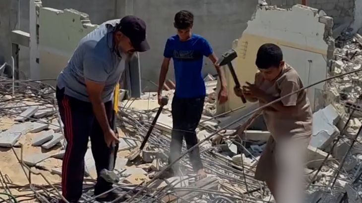 Familie vecht manueel tegen puin in Gaza Familie vecht manueel tegen puin in Gaza (Picture by: aljazeera.com)