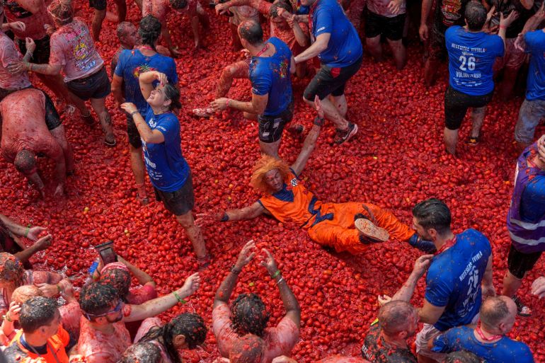 Foto's: Duizenden mensen doen mee aan La Tomatina in Spanje (Picture by: aljazeera.com)