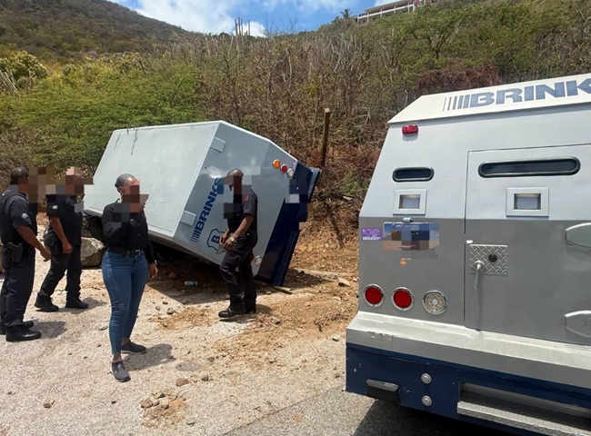 Gepantserd Brink's-voertuig kantelt op Alexis Arnell Road en verstoort verkeer (Picture by: 721news.com)