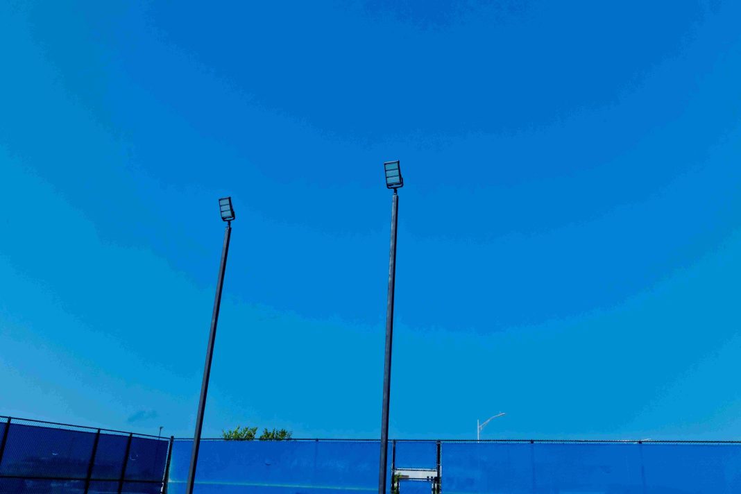 Gerenoveerde tennisbaan Colony wacht op beheerder en opening (Picture by: 24ora.com)