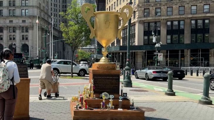 Gouden trofee met Trump-naar-iran oorlog: Een provocatie in New York (Picture by: aljazeera.com)