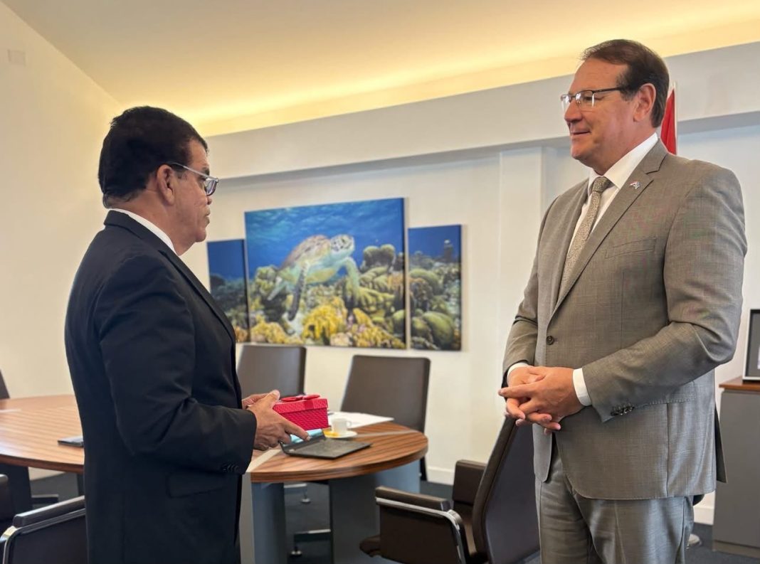 Hoofd Landsrecherche Aruba neemt afscheid van Gouverneur (Picture by: 24ora.com)