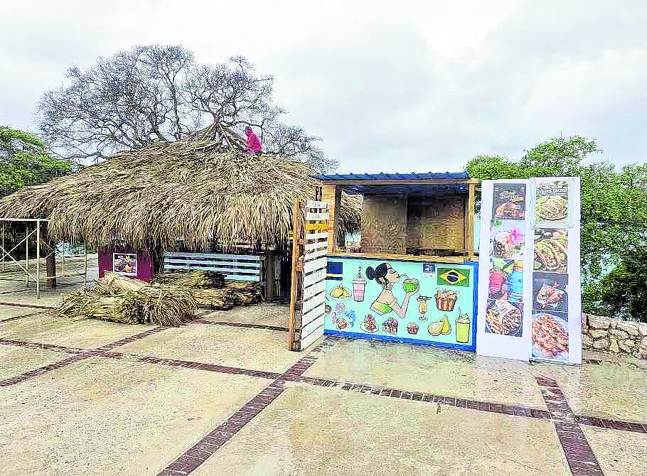 Illegale constructies op drie standplaatsen ontmanteld in gezamenlijke handhavingsactie (Picture by: extra.cw)