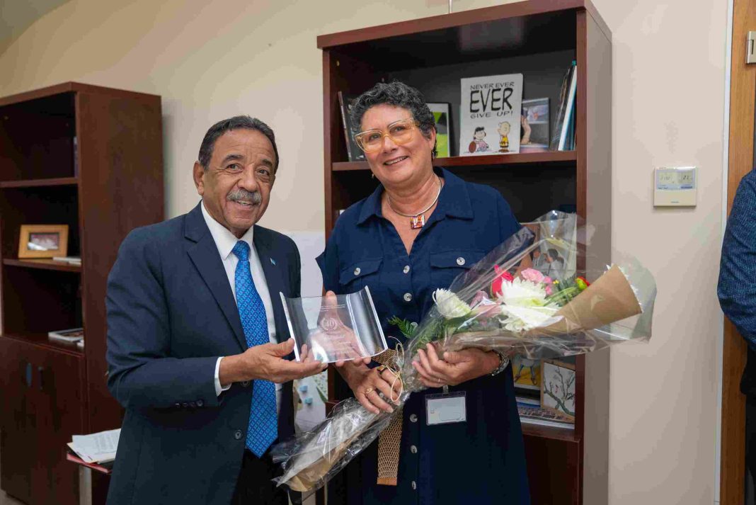 Isabel Alves Dammers geëerd voor 40 jaar dienst bij de Arubaanse overheid Isabel Alves Dammers geëerd voor 40 jaar dienst bij de Arubaanse overheid (Picture by: 24ora.com)