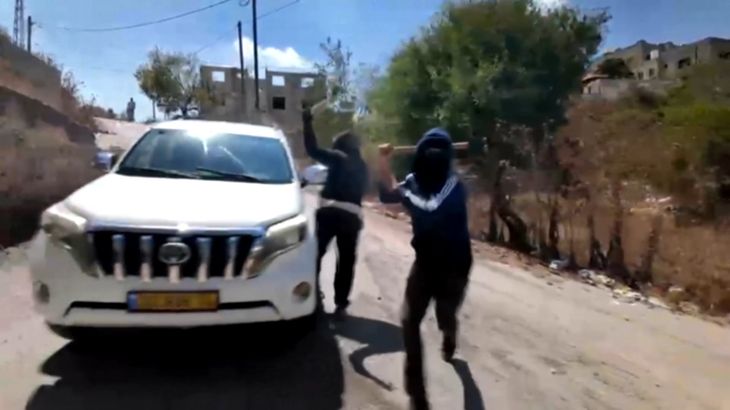 Israëlische kolonisten vallen NBC-nieuwsploeg aan op Westelijke Jordaanoever Israëlische kolonisten vallen internationaal nieuwsteam aan op bezette Westelijke Jordaanoever (Picture by: aljazeera.com)