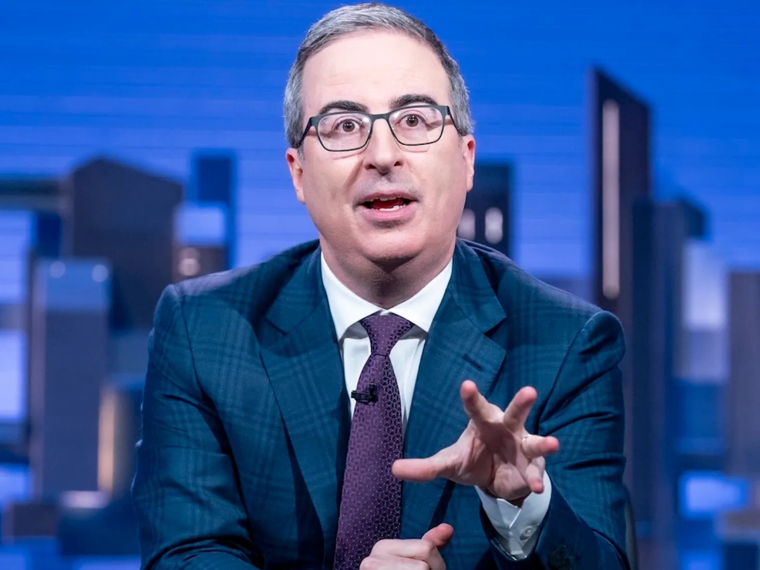 John Oliver bekritiseert eigen films uit DC Univer John Oliver bekritiseert eigen films uit DC Universe (Picture by: variety.com)
