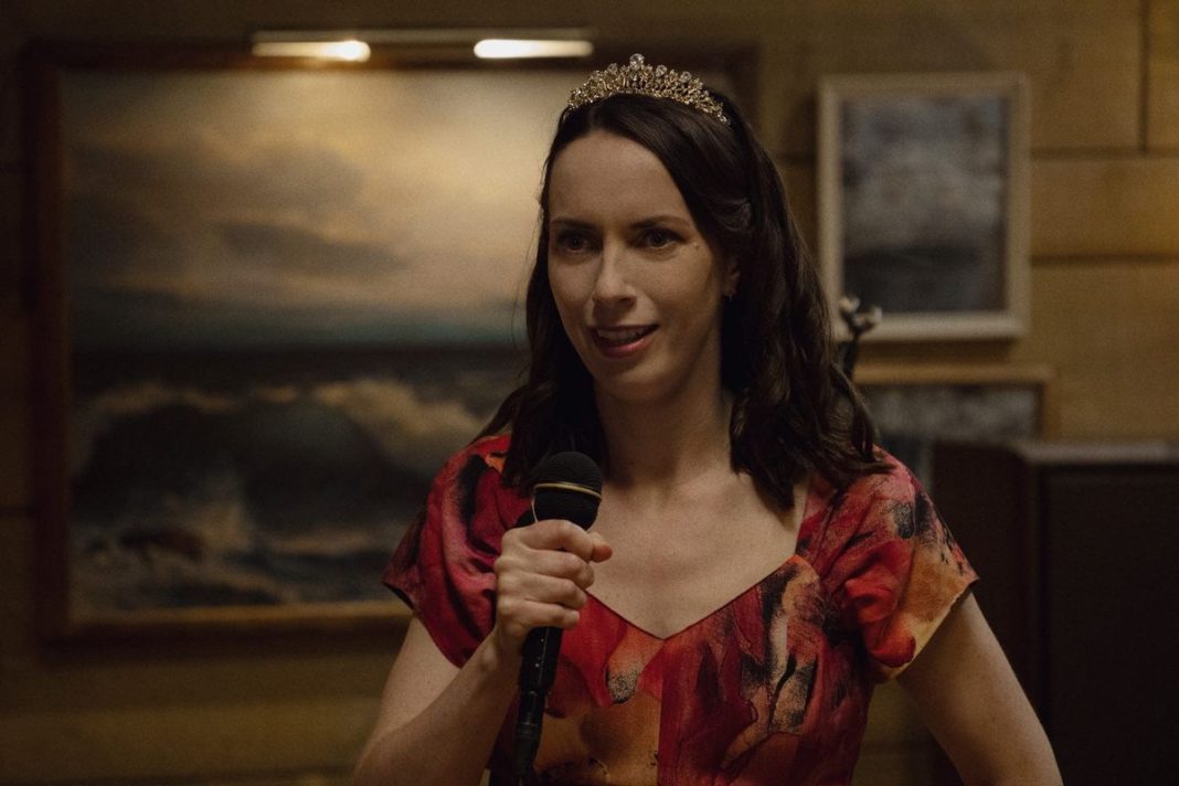 Kate O’Flynn: Over de uitdagingen van ‘Widow’s Bay’, Mike Leigh’s laatste film en haar Emmy-nominatie Kate O’Flynn: Over de uitdagingen van 'Widow's Bay', Mike Leigh's laatste film en haar Emmy-nominatie (Picture by: variety.com)