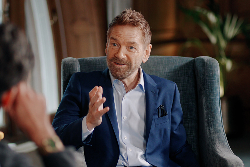 Kenneth Branagh over eigen stunts in 'Mayday' en voetbalbond met Ryan Reynolds (Picture by: variety.com)