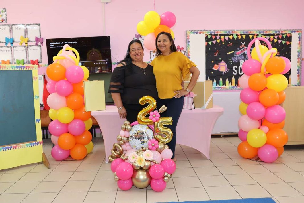 Kleuterjuf Mariluz Larez-Lopez viert 25 jaar onderwijs (Picture by: 24ora.com)