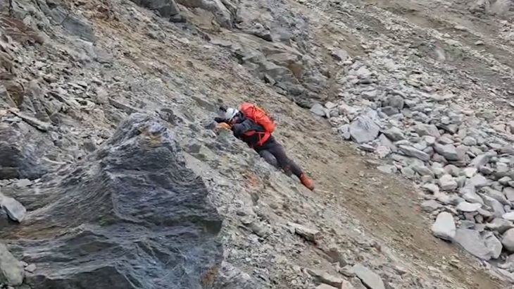 Steenval Mont Blanc: klimmers ontsnappen aan ‘Death Pass’ Klimmers ontsnappen aan steenval in beruchte 'Death Pass' op de Mont Blanc (Picture by: aljazeera.com)
