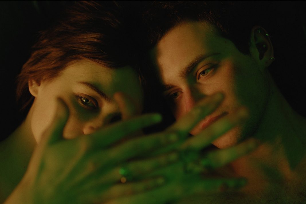 Krachtig drama over liefde en oorlog: ‘I Rarely Wake Up Dreaming’ wint aandacht Krachtig drama over liefde en oorlog: 'I Rarely Wake Up Dreaming' wint aandacht (Picture by: variety.com)