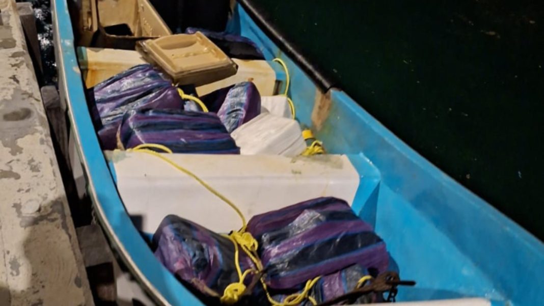 Kustwacht onderschept drugsboot na achtervolging in zee Kustwacht onderschept drugsboot na achtervolging in zee (Picture by: pubble.cloud)