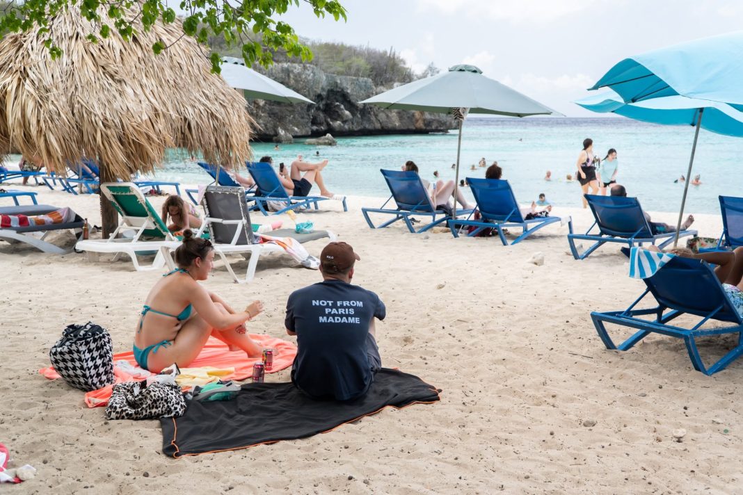 MEO-minister Middelhof bezoekt stranden voor nieuw strandbeleid Curaçao (Picture by: paradisefm.cw)