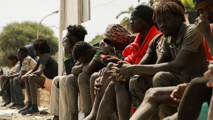 Migranten wachten op asielaanvraag in Ceuta, geconfronteerd met honger en dorst Migranten wachten op asielaanvraag in Ceuta, geconfronteerd met honger en dorst (Picture by: aljazeera.com)