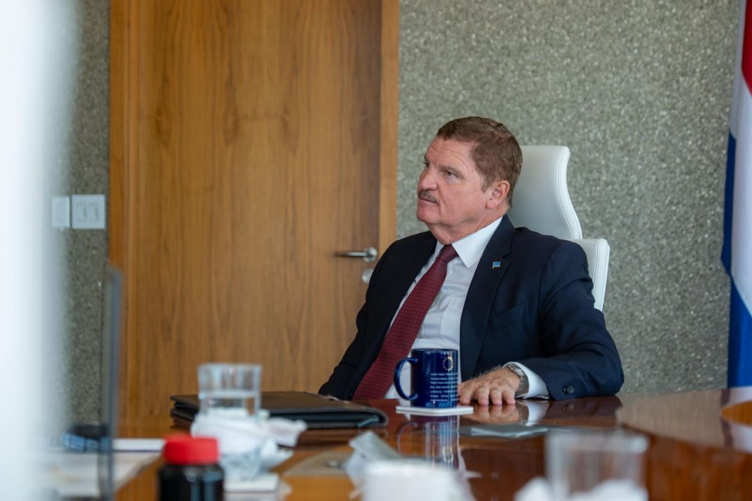 Minister Emana bespreekt samenwerking met Fundacion Proteha Abeha Aruba (Picture by: 24ora.com)