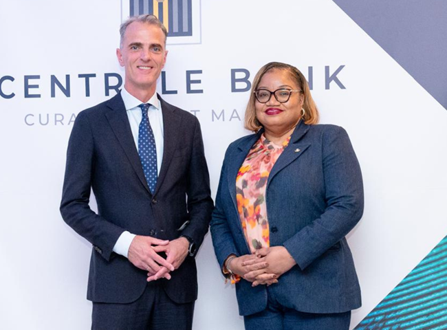 Minister Gumbs prijst vertrekkend CBCS-president Doornbosch om versterking van instituties (Picture by: 721news.com)