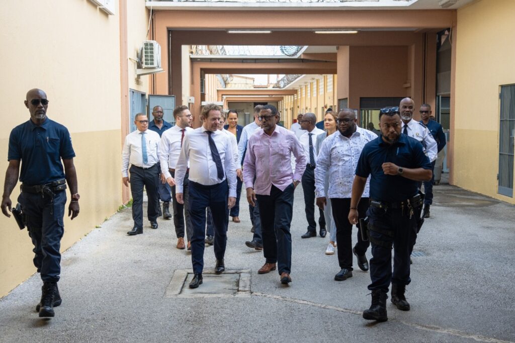 Minister Van Weel prijst operatie 'Satis est' op Curaçao (Picture by: extra.cw)