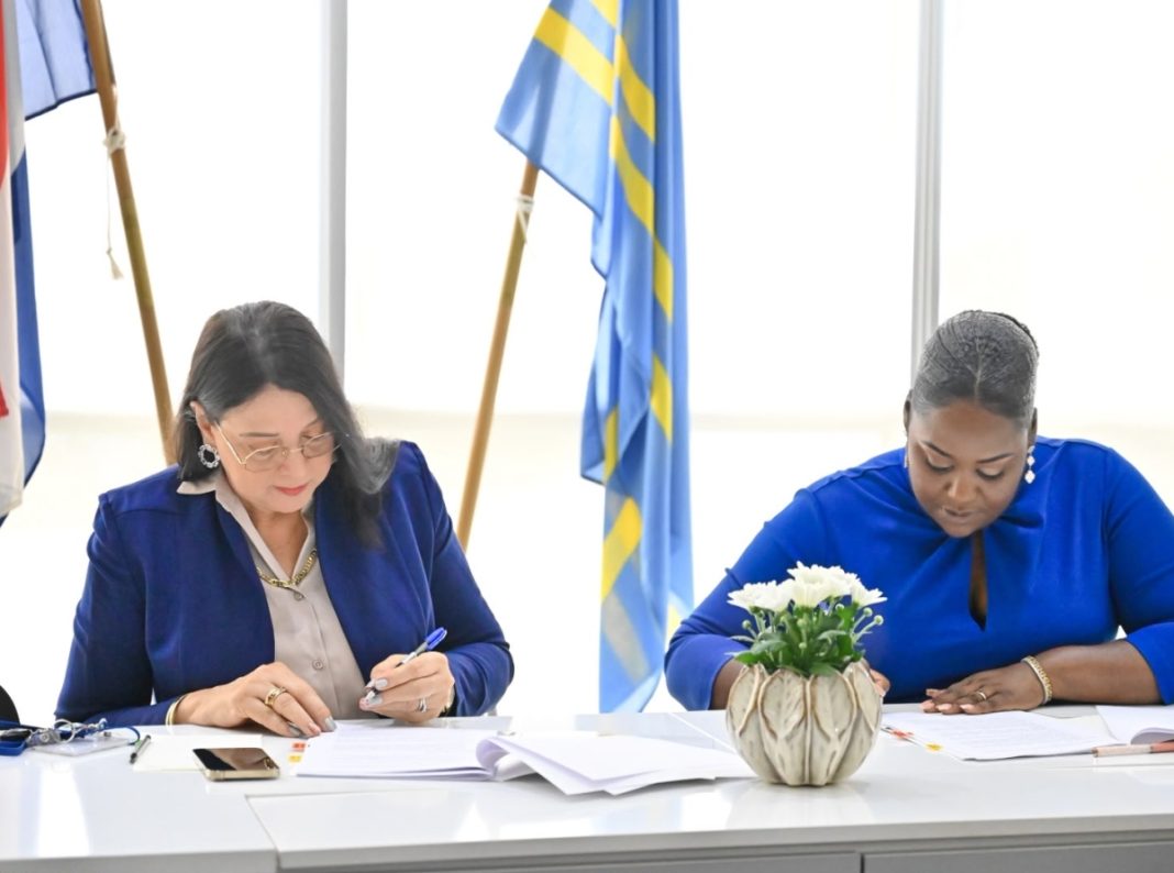 Minister Wyatt-Ras tekent samenwerkingsovereenkomst met Stichting Brasami Minister Wyatt-Ras tekent samenwerkingsovereenkomst met Stichting Brasami (Picture by: diario.aw)