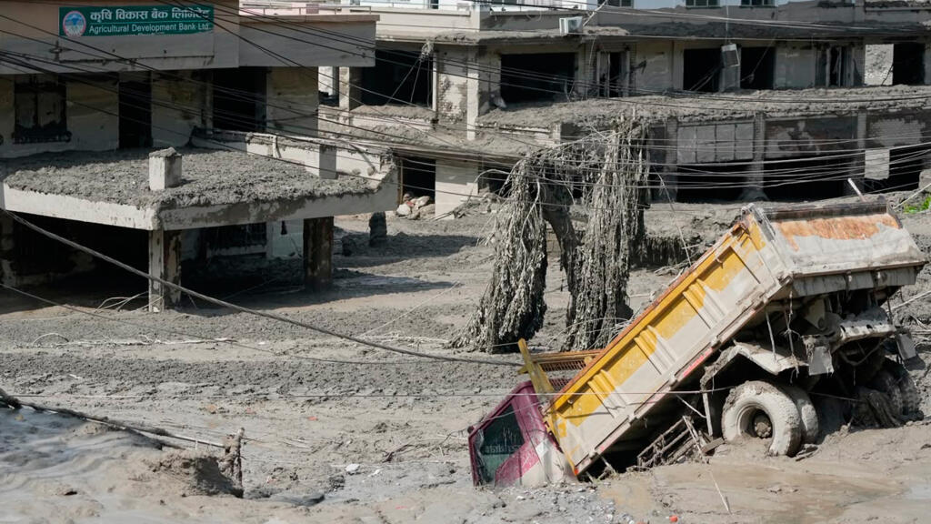 Minstens 22 doden en 384 vermisten na verwoestende overstromingen in Nepal en Tibet (Picture by: s.france24.com)