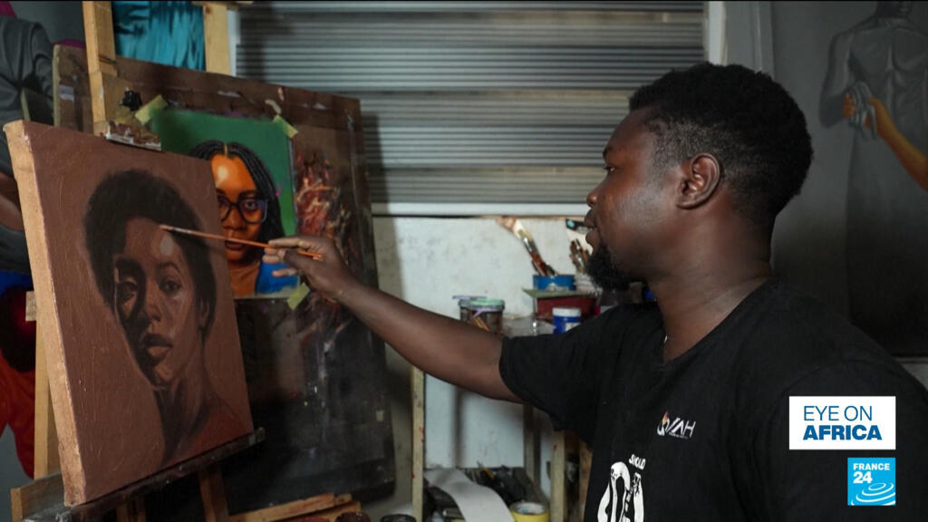 Nigeriaanse kunstenaar creëert complexe kunst uit klei Nigeriaanse kunstenaar creëert complexe kunst uit klei (Picture by: s.france24.com)