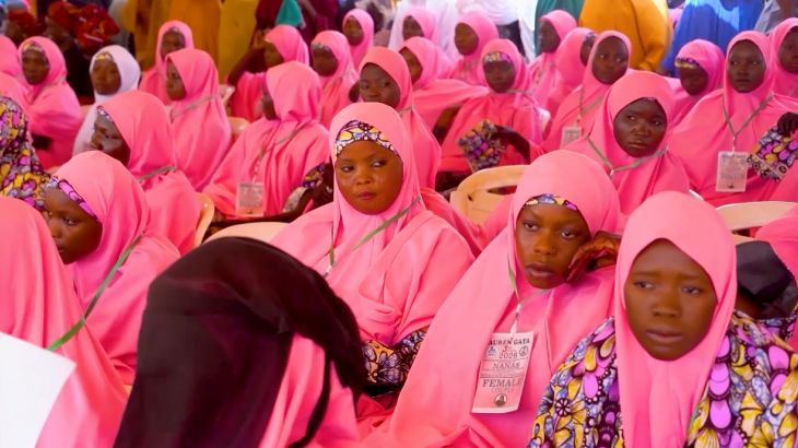 Nigeriaanse overheid organiseert massale huwelijken om kosten voor arme gezinnen te verlagen Nigeriaanse overheid organiseert massale huwelijken om kosten voor arme gezinnen te verlagen (Picture by: aljazeera.com)