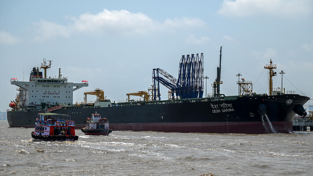 Olietanker getroffen door projectiel in Straat van Hormuz voor kust van Oman (Picture by: s.france24.com)