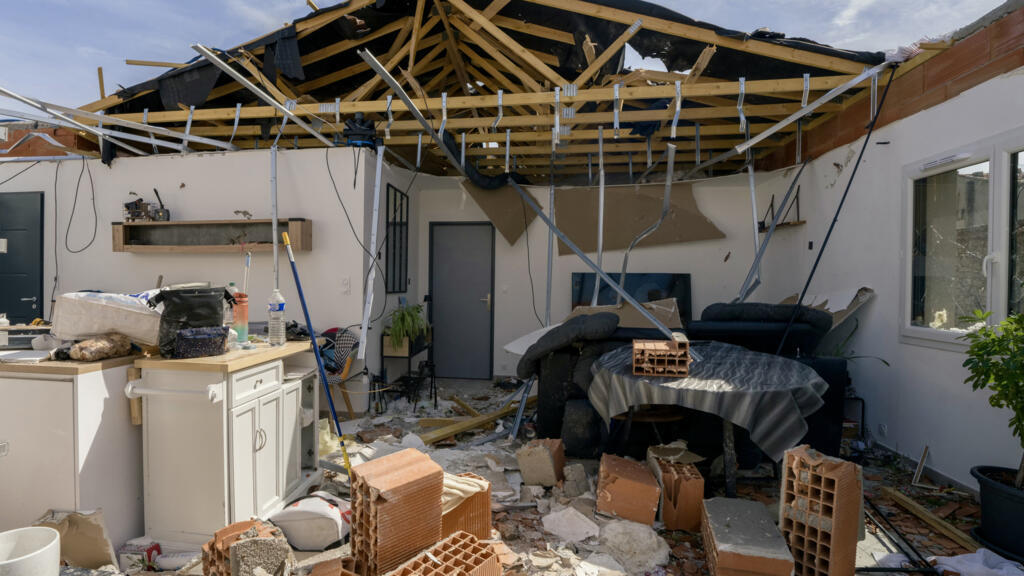Tornado verwoest Frans dorp Pomas: 39 gewonden 'Oorlogssituatie': tornado richt ravage aan in Frans dorp Pomas (Picture by: s.france24.com)