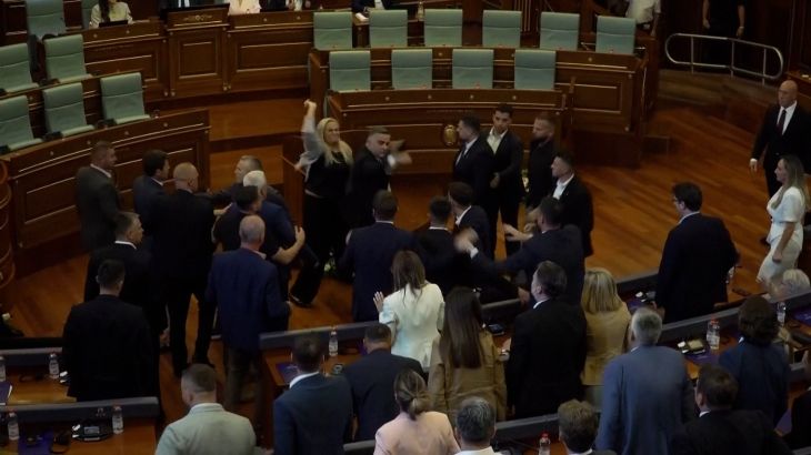 Oppositieparlementslid gooit eieren naar Kosovo-premier (Picture by: aljazeera.com)