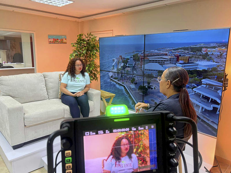 Oproep tot bewuster gebruik van sociale media op Curaçao (Picture by: extra.cw)